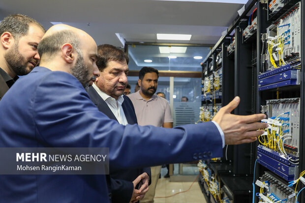 بازدید محمد مخبر از یک شرکت دانش بنیان فعال در حوزه فناوری اطلاعات