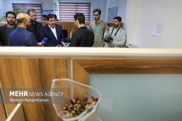 بازدید محمد مخبر از یک شرکت دانش بنیان فعال در حوزه فناوری اطلاعات