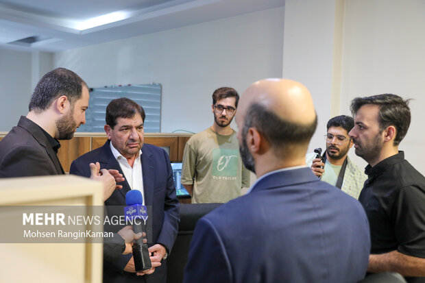 بازدید محمد مخبر از یک شرکت دانش بنیان فعال در حوزه فناوری اطلاعات