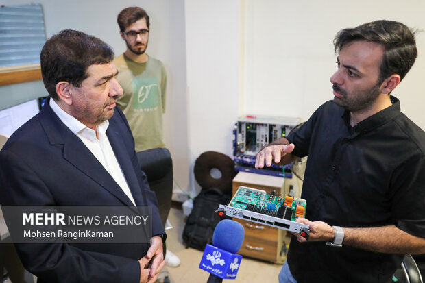 بازدید محمد مخبر از یک شرکت دانش بنیان فعال در حوزه فناوری اطلاعات
