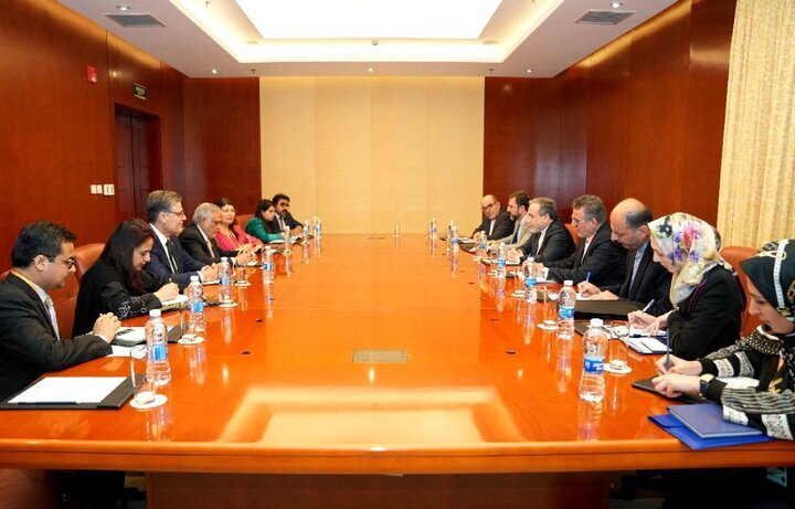 Araghchi meets with Pakistani, Indian counterparts in China
