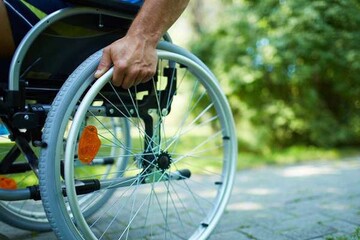 وضعیت مناسب‌سازی فضای شهری معلولان در خلیل‌آباد؛ وعده‌ها روی ویلچر