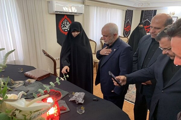 دیدار رییس بنیاد شهید و امور ایثارگران با خانواده سردار شهید سلامی دیدار رییس بنیاد شهید و امور ایثارگران با خانواده سردار شهید سلامی