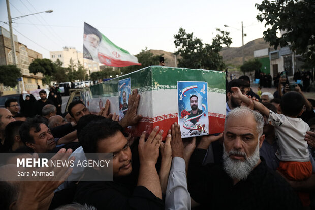 آئین بدرقه پیکر شهید «سید حسن حسینی نژاد» در مشهد