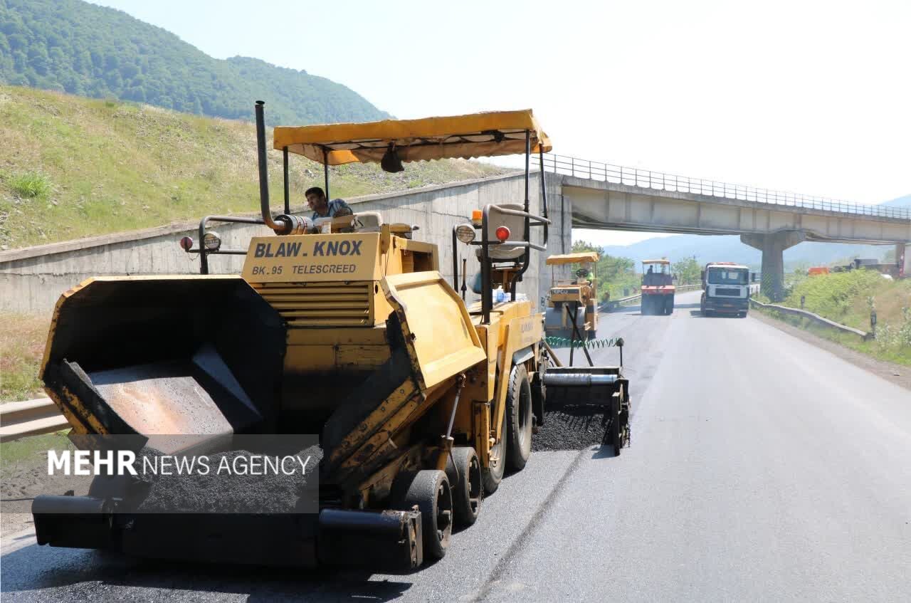 اجرای گسترده عملیات لکه‌گیری و روکش آسفالت در محورهای مواصلاتی گیلان