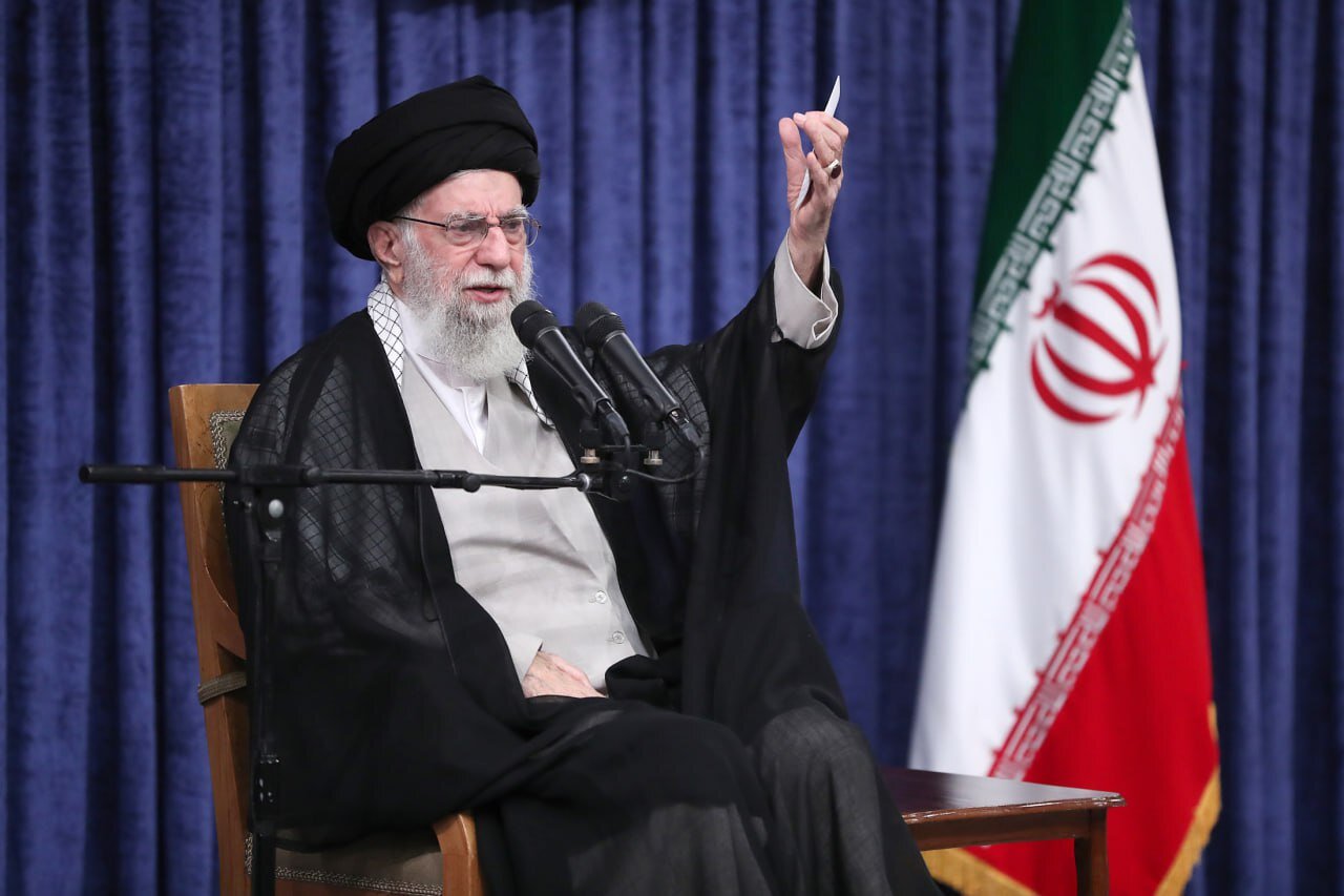 ملت با جهت‌گیری‌های گوناگون سیاسی و وزن متفاوت مذهبی پای ایران ایستاد