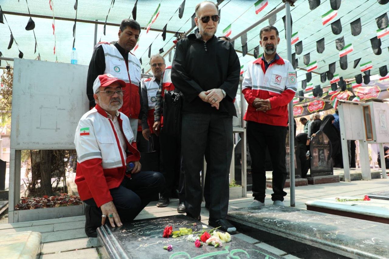 یادبود شهدای امدادگر جنگ ۱۲ روزه تحمیلی در تهران برگزار شد برگزاری مراسم یادبود شهدای امدادگر جنگ ۱۲ روزه تحمیلی در گلزار شهدا