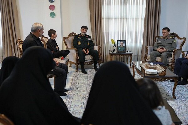 سردار رادان با خانواده شهیدان ربانی و محرابی دیدار کرد 2