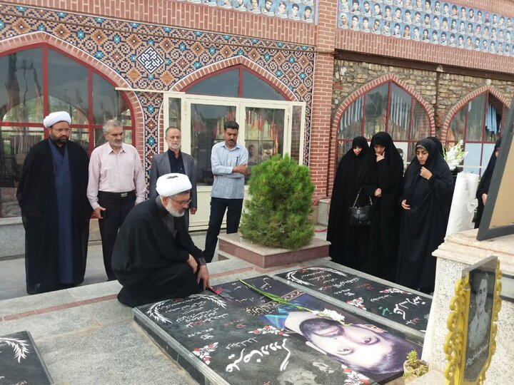 ادای احترام اعضای دفتر شورای نگهبان کاشان به مقام شامخ شهدا