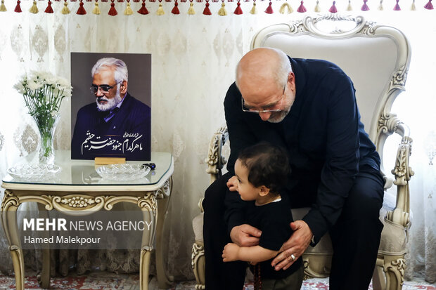 حضور رئیس مجلس در منزل شهیدان طهرانچی، شادمانی و حاجی‌زاده
