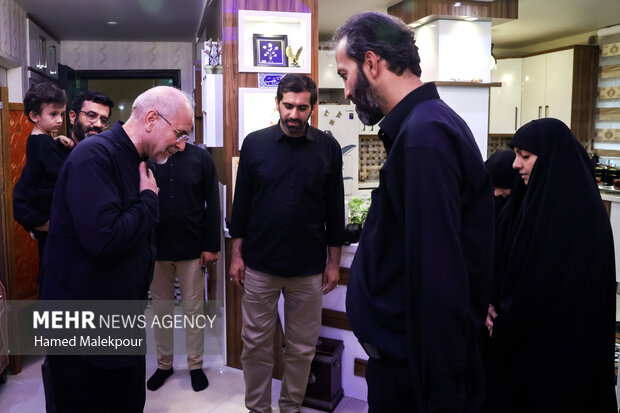 حضور رئیس مجلس در منزل شهیدان طهرانچی، شادمانی و حاجی‌زاده