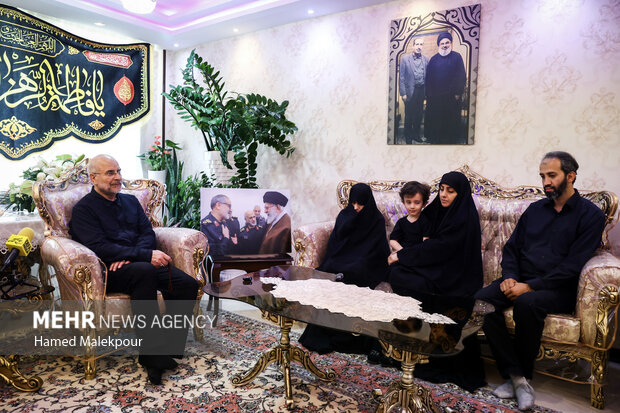 حضور رئیس مجلس در منزل شهیدان طهرانچی، شادمانی و حاجی‌زاده