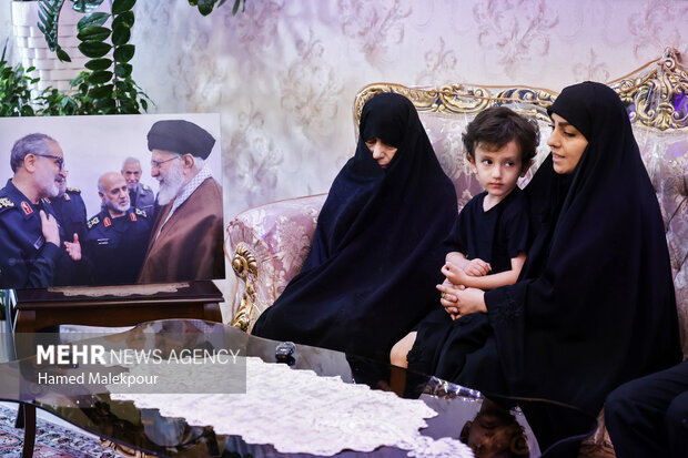 حضور رئیس مجلس در منزل شهیدان طهرانچی، شادمانی و حاجی‌زاده