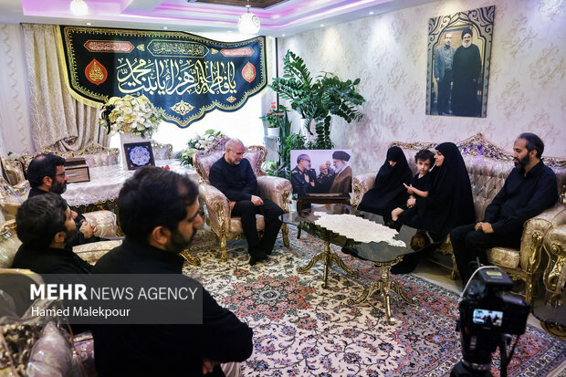 حضور رئیس مجلس در منزل شهیدان طهرانچی، شادمانی و حاجی‌زاده