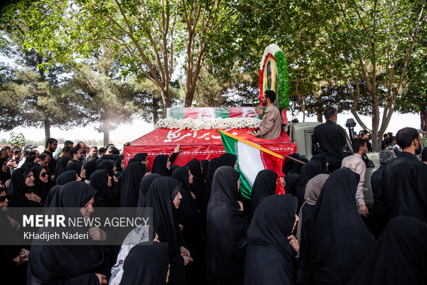تشییع پیکر شهید مدافع امنیت «حسین معینی» درکربکند اصفهان
