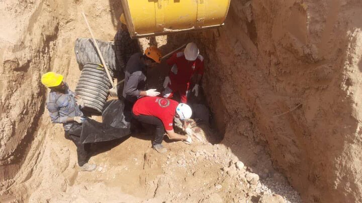 ریزش کانال آب و فاضلاب در داراب فارس یک کشته بر جای گذاشت
