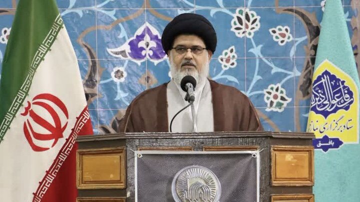 نباید فریب وعدههای ظاهری دشمن را خورد