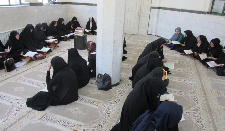 ختم سوره مبارکه فتح در خانههای قرآنی کامیاران برای همدلی با رزمندگان