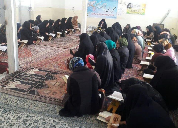 ختم سوره مبارکه فتح در خانه‌های قرآنی کامیاران برای همدلی با رزمندگان