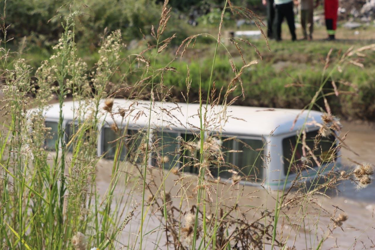 سقوط ۲ خودرو به کانال آب لاکان؛ سرنشینان نجات یافتند سقوط ۲ خودرو به کانال آب لاکان؛ سرنشینان نجات یافتند
