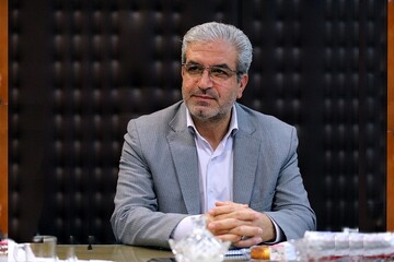 دبستان شهیدرجایی هفت‌تپه شوش به میز و دیگر امکانات آموزشی تجهیز شد