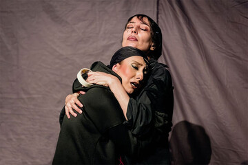 نمایش تبعات جنگ در «یک خراش کوچک»؛ مشکلات تئاتری‌ها مثنوی هفتادمن است!