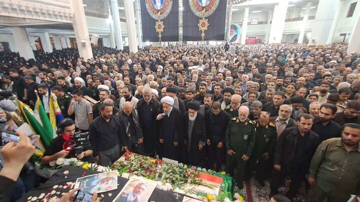 اقامه نماز بر پیکر سردار شهید غلامحسین غیب پرور