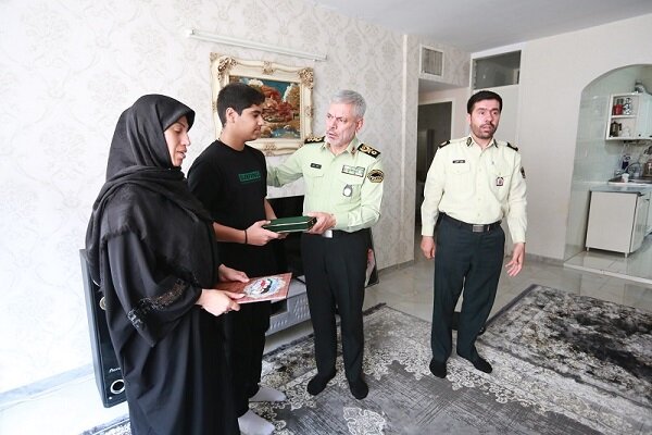 دیدار جانشین معاون هماهنگ کننده فراجا با خانواده شهید روئین‌تن