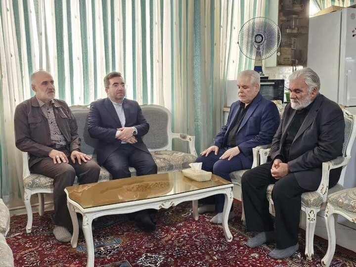 رئیس سازمان ثبت اسناد و املاک کشور با خانواده شهید صارم‌پور دیدار کرد