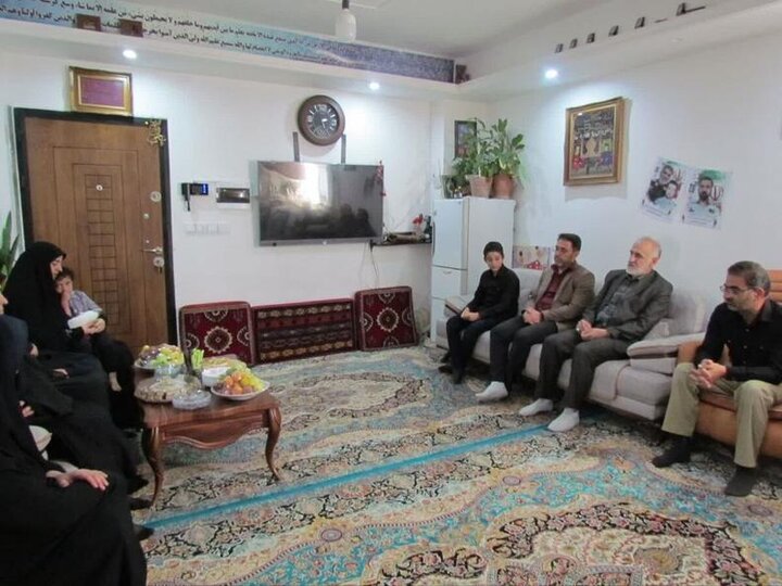 مدیرکل امور ایثارگران قوه قضاییه با خانواده شهید صالحی دیدار کرد