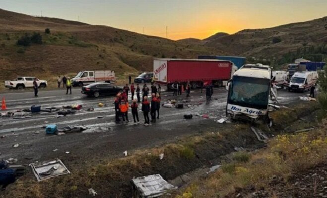 Sivas'ta yolcu otobüsü devrildi: 3 ölü, 24 yaralı