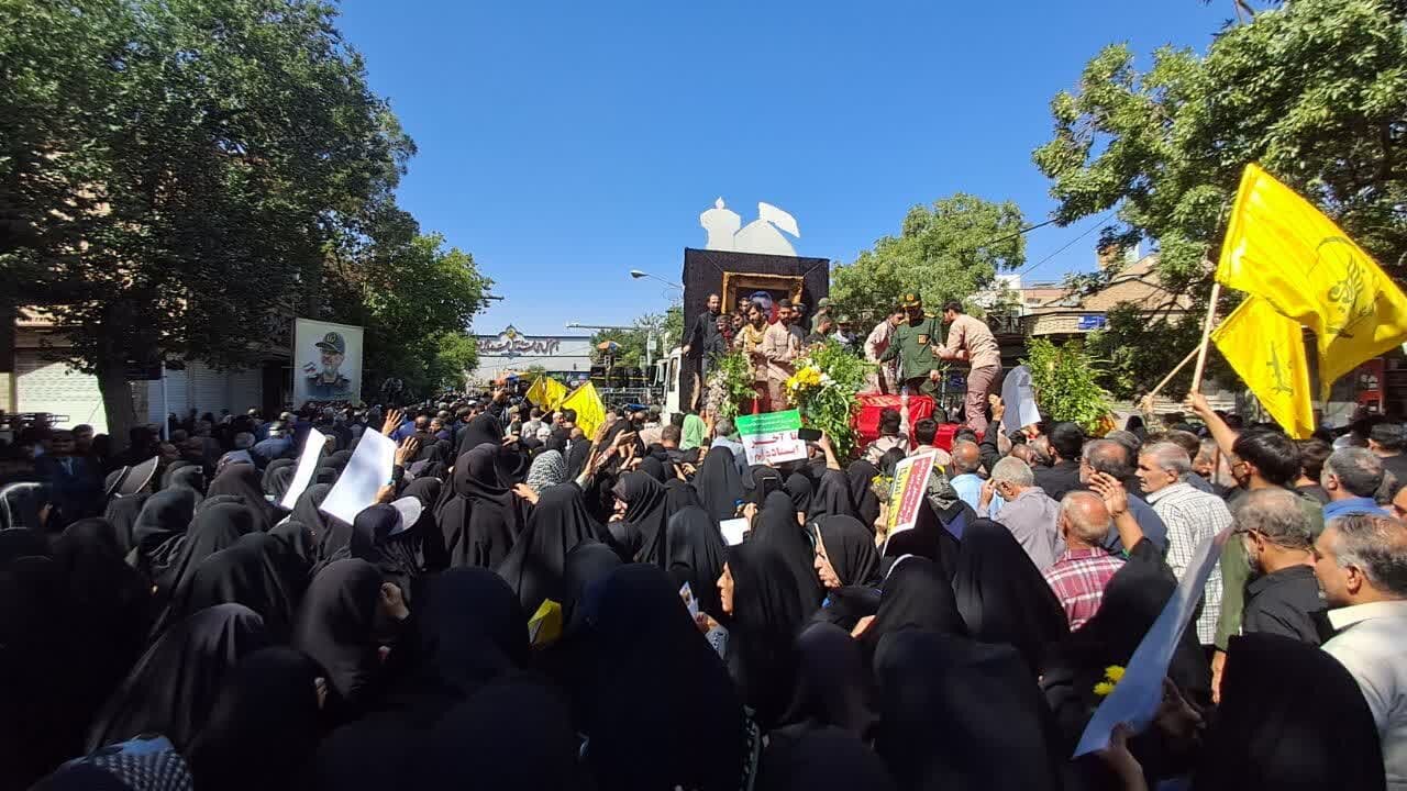 پیکر شهید غیبپرور بر دوش عاشقان ایثار و شهادت به معراج رفت