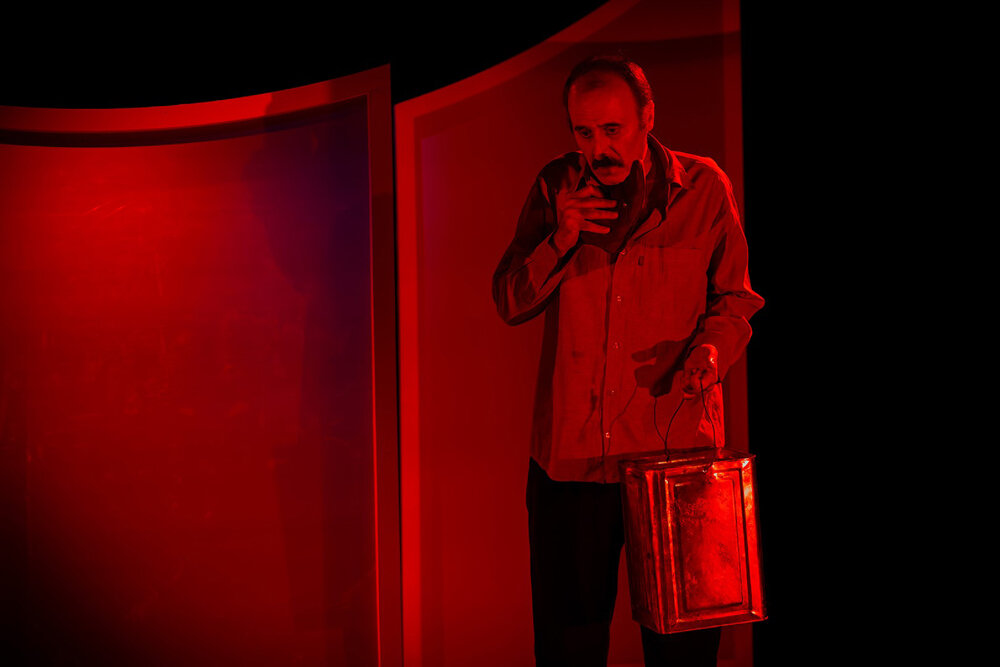 یک قاتل زنجیرهای در تئاترشهر اجرا دارد؛ خنداندن جای تفکر را گرفته است یک قاتل زنجیرهای در تئاترشهر اجرا دارد؛ خنداندن جای تفکر را گرفته است