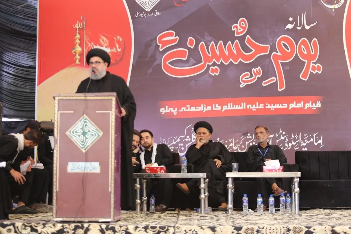 تجدید بیعت دانشجویان پاکستانی با رهبر انقلاب در مراسم یوم حسین(ع)+ عکس