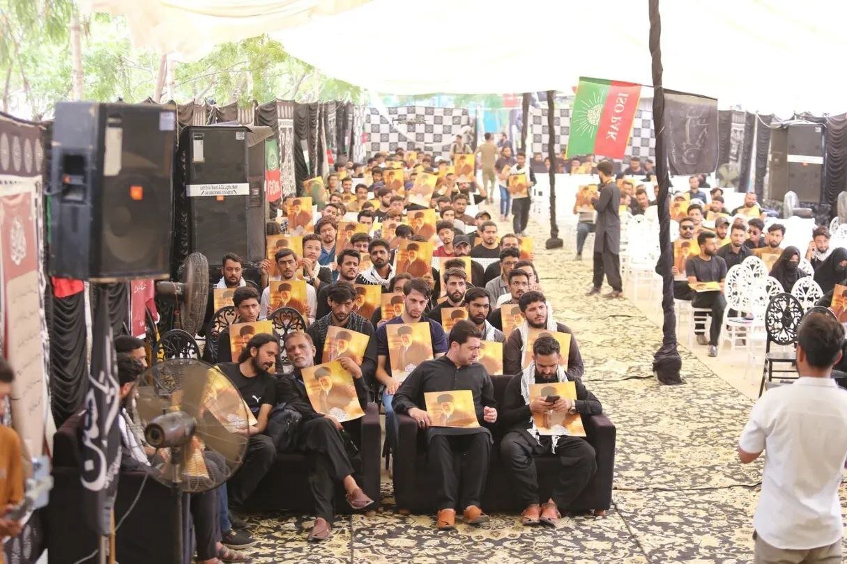تجدید بیعت دانشجویان پاکستانی با رهبر انقلاب در مراسم یوم حسین(ع)+ عکس