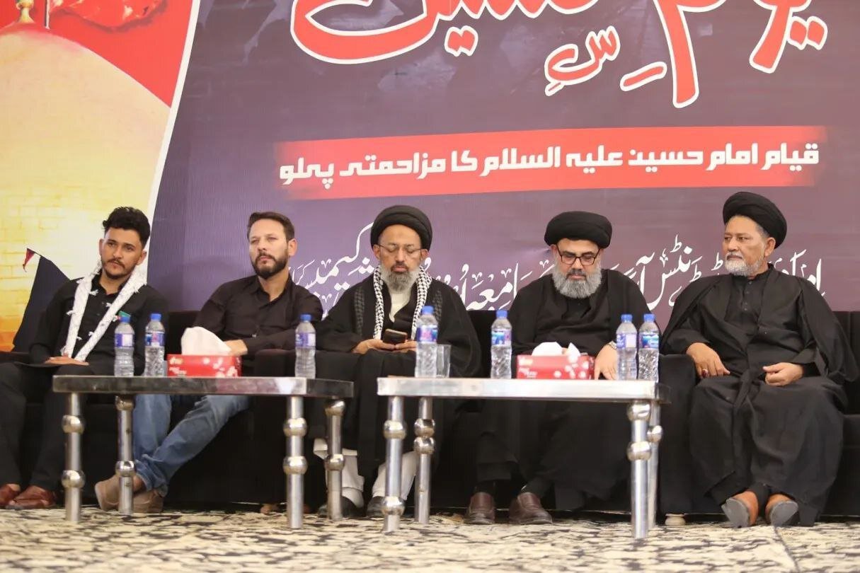 تجدید بیعت دانشجویان پاکستانی با رهبر انقلاب در مراسم یوم حسین(ع)+ عکس