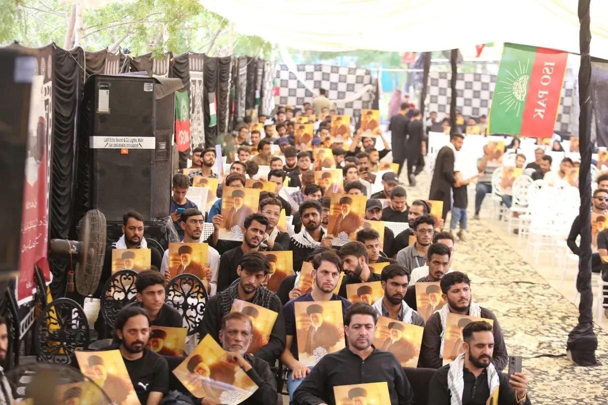 تجدید بیعت دانشجویان پاکستانی با رهبر انقلاب در مراسم یوم حسین(ع)+ عکس