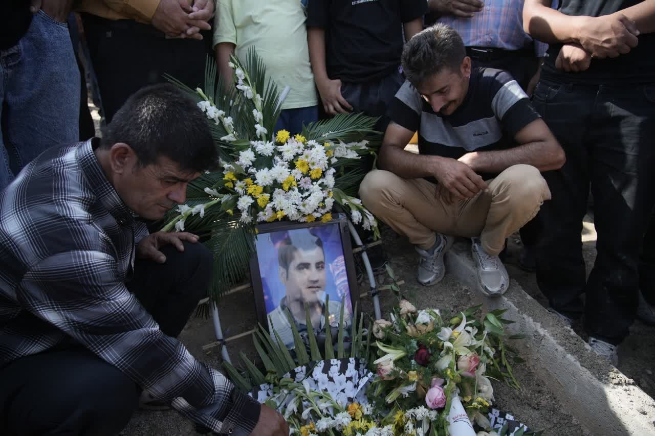 وداع با امدادگر شهید؛ پیکر «کورش بیرانوند» در خرمآباد آرام گرفت+عکس