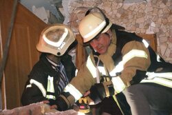 ادامه عملیات مهار آتش در مجتمع ونوس انزلی؛ ۲۷ آتش‌نشان اعزام شد