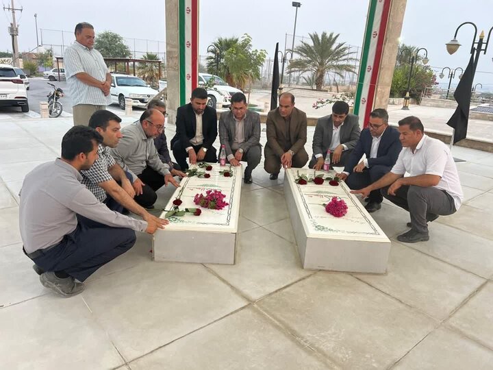 شهدا چراغ راه جامعه هستند