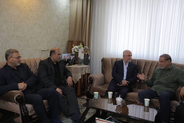 دیدار رئیس بنیاد شهید با خانواده شهید محققی؛ اهمیت جهاد فرهنگی