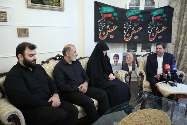 مخبر سلام خاص رهبر انقلاب را به خانواده شهید داریانی ابلاغ کرد