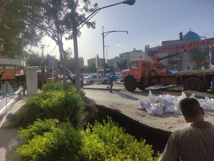 ریزش خیابان در بهارستان اصفهان بر اثر فرسودگی خط فاضلاب