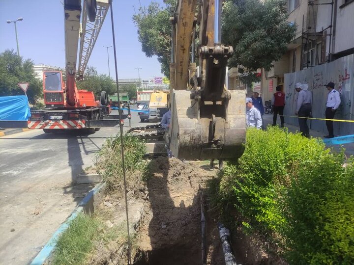 ریزش خیابان در بهارستان اصفهان بر اثر فرسودگی خط فاضلاب