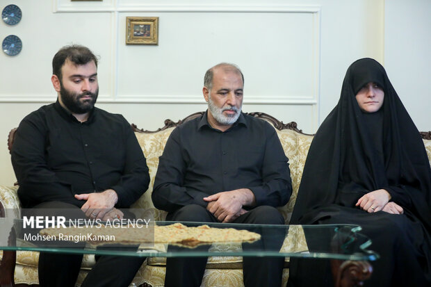 دیدار محمد مخبر با خانواده شهید ذوالفقاری