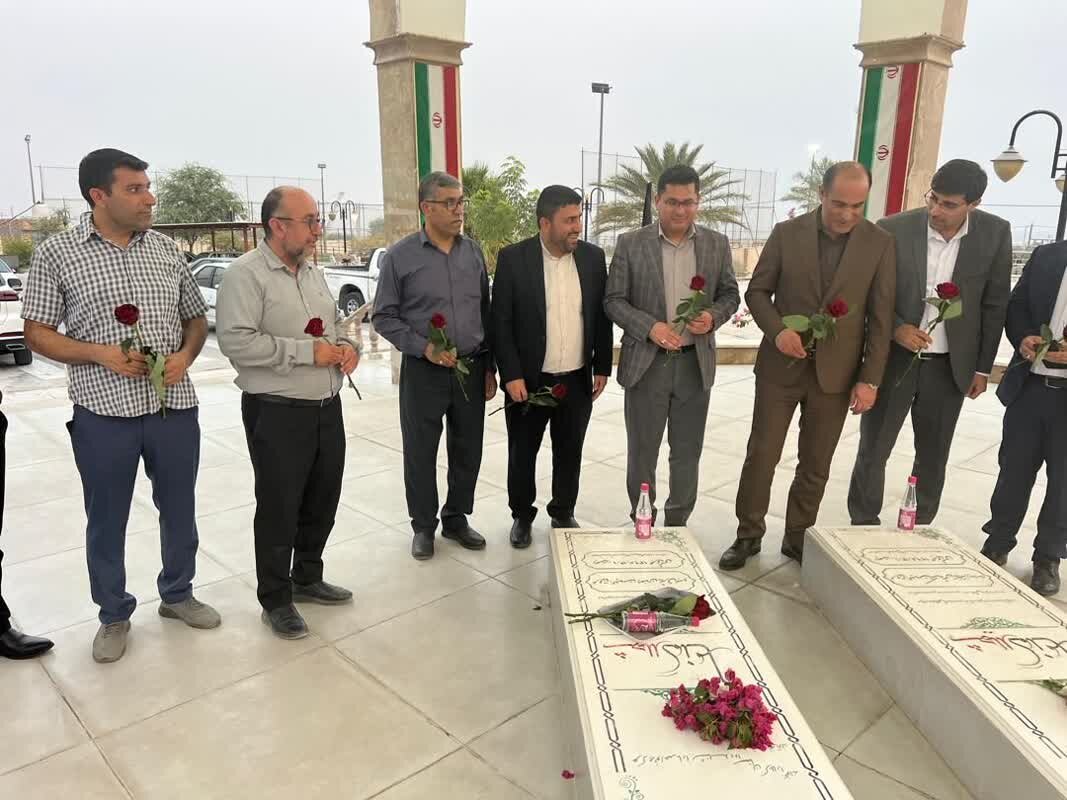 شهدا چراغ راه جامعه هستند