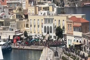 محاصره کشتی صهیونیست‌ها توسط حامیان فلسطین در یکی از بنادر یونان+فیلم