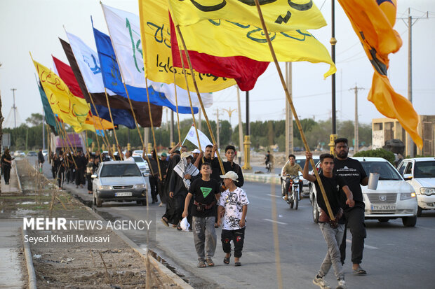 در جادههای گداخته خوزستان، زائران از حرارت عشق حسین آرام نمیگیرند
