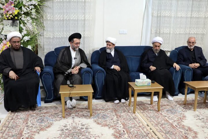 ابلاغ پیام و سلام رهبر انقلاب به خانواده سرلشکر شهید غیب‌ پرور