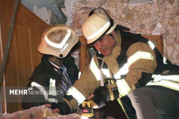 عمليات مكافحة الحريق في مجمع "فينوس أنزلي" مستمرة